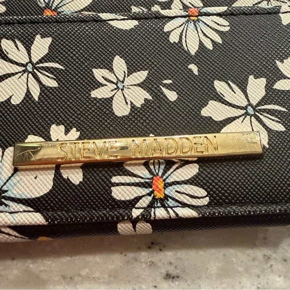 Steve Madden Floral Card Holder Wallet Black Daisy Print Zip Coin - Picture 2 of 8
